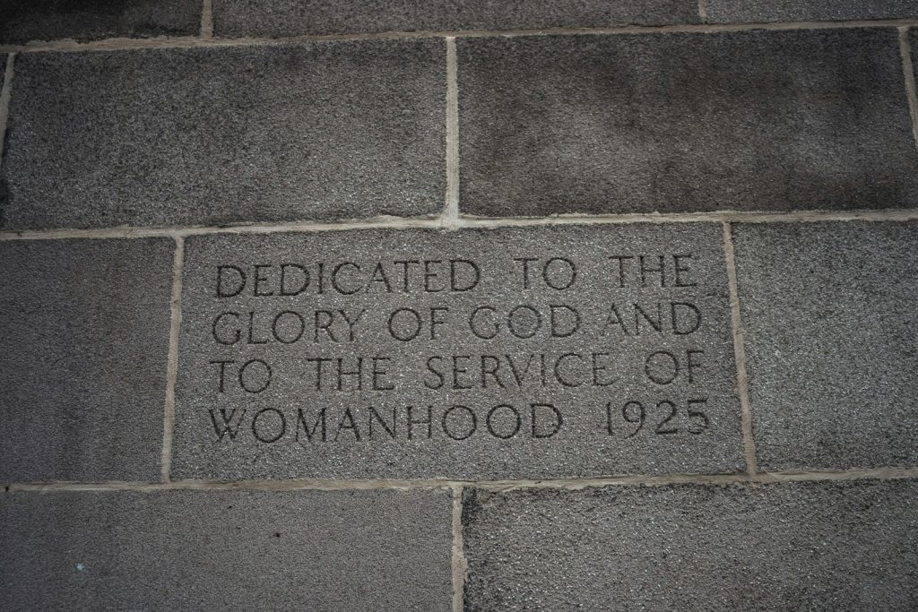a brick wall with writing on it that says dedicated to the glory of god and